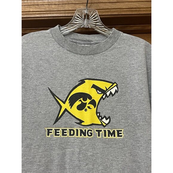 Iowa Hawkeyes Feeding Time Top Of the Food Chain T-Shirt Vintage Y2K Medium - Picture 3 of 14